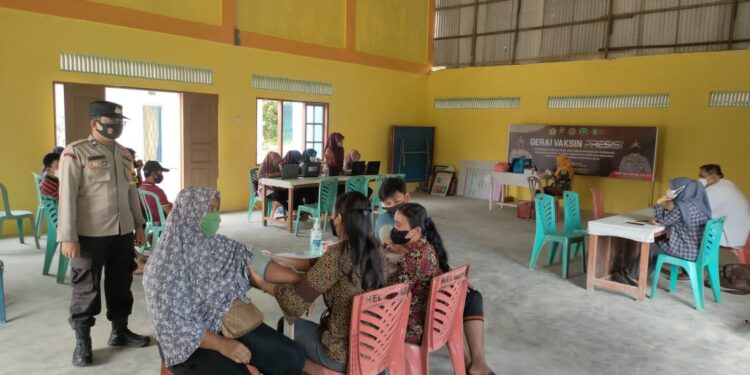 Senin Sampai Sabtu Polres Karimun Dan Jajaran Berikan Vaksinasasi Kepada Warga