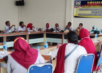Kur Mikro Bank BRI bangun kerjasama dengan DPAC Hipmikindo Moro KEPRIONLINE CO. ID, KARIMUN- Selaku ketua DPC Hipmikindo Karimun Arif Hutanan Siregar mengatakan bahwa kegiatan sosialisasi dengan Kur Mikro Bank BRI bangun kerjasama dengan pelaku usaha mikro di kecamatan Moro dibidang Pertanian, Home industri, usaha usaha lainnya yang bergerak dibidang Mikro sesuai program pemerintah Sebagai bentuk kerjasama yang dibangun antara Kur Mikro Bank BRI cabang Karimun,Tanjung Batu Dengan Hipmikindo DPAC Moro Kemudian yang turut serta hadir dalam sosialisasi hari diantaranya perwakilan BRI Cabang Karimun, BRI Cabang Tanjung Batu, pengurus inti DPAC Hipmikindo Moro yang beranggotakan sekitar 40 Orang Sementara beberapa anggota mengajukan berapa pertanyaan terkait pengajuan permohonan modal baik melalui Agunan dan non Agunan dimana Pihak Bank BRI akan memberikan banyak keringanan mungkin beberapa bulan baru bayar bunga artinya jalan dulu usaha Mengenai jumlah besaran pinjaman modal usaha dinilai Dengan kriteria bentuk usaha yang ada dan proses cepat. Sementara sebagai ketua DPAC Moro Sumuan Siregar sangat berharap apa yang menjadi kendala dan kerinduan Setiap anggota maupun yang ada dalam pembinaan Hipmikindo DPAC Moro sosialisasi ini menjadi salah satu solusi Mudah mudahan kedepannya Dengan Hipmikindo Hadir di Moro membawa kemajuan yang semakin baik kata Sumuan Siregar mengakhiri,Rabu (13/10/2021) KEPRIONLINE CO.ID, KARIMUN-SONIP