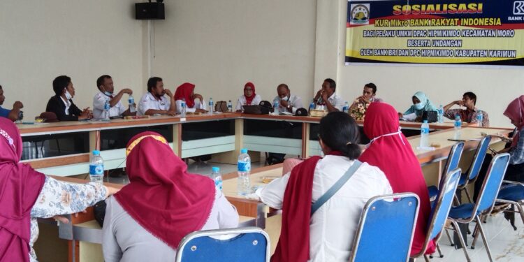 Kur Mikro Bank BRI bangun kerjasama dengan DPAC Hipmikindo Moro KEPRIONLINE CO. ID, KARIMUN- Selaku ketua DPC Hipmikindo Karimun Arif Hutanan Siregar mengatakan bahwa kegiatan sosialisasi dengan Kur Mikro Bank BRI bangun kerjasama dengan pelaku usaha mikro di kecamatan Moro dibidang Pertanian, Home industri, usaha usaha lainnya yang bergerak dibidang Mikro sesuai program pemerintah Sebagai bentuk kerjasama yang dibangun antara Kur Mikro Bank BRI cabang Karimun,Tanjung Batu Dengan Hipmikindo DPAC Moro Kemudian yang turut serta hadir dalam sosialisasi hari diantaranya perwakilan BRI Cabang Karimun, BRI Cabang Tanjung Batu, pengurus inti DPAC Hipmikindo Moro yang beranggotakan sekitar 40 Orang Sementara beberapa anggota mengajukan berapa pertanyaan terkait pengajuan permohonan modal baik melalui Agunan dan non Agunan dimana Pihak Bank BRI akan memberikan banyak keringanan mungkin beberapa bulan baru bayar bunga artinya jalan dulu usaha Mengenai jumlah besaran pinjaman modal usaha dinilai Dengan kriteria bentuk usaha yang ada dan proses cepat. Sementara sebagai ketua DPAC Moro Sumuan Siregar sangat berharap apa yang menjadi kendala dan kerinduan Setiap anggota maupun yang ada dalam pembinaan Hipmikindo DPAC Moro sosialisasi ini menjadi salah satu solusi Mudah mudahan kedepannya Dengan Hipmikindo Hadir di Moro membawa kemajuan yang semakin baik kata Sumuan Siregar mengakhiri,Rabu (13/10/2021) KEPRIONLINE CO.ID, KARIMUN-SONIP