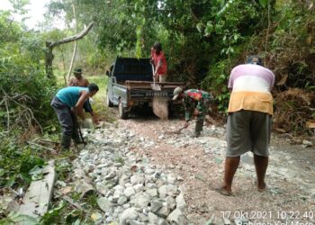 Kodim 0317 TBK Koramil 02 Moro Sigap Membantu Timbun Jalan Akses Perkebunan Warga