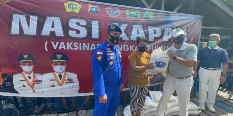 Satpolairud Karimun Melaksanakan Vaksin Covid19 Sekaligus Pemberian Sembako