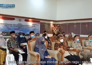 Presiden Jokowi Serahkan Sertifikat Tanah Kawasan Hutan Karimun Kepada Bupati