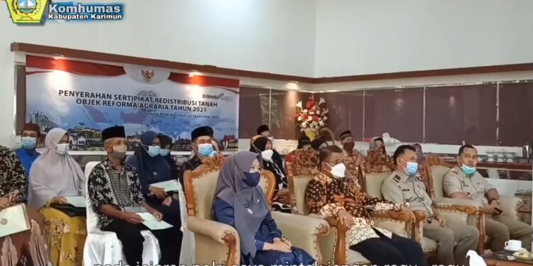 Presiden Jokowi Serahkan Sertifikat Tanah Kawasan Hutan Karimun Kepada Bupati
