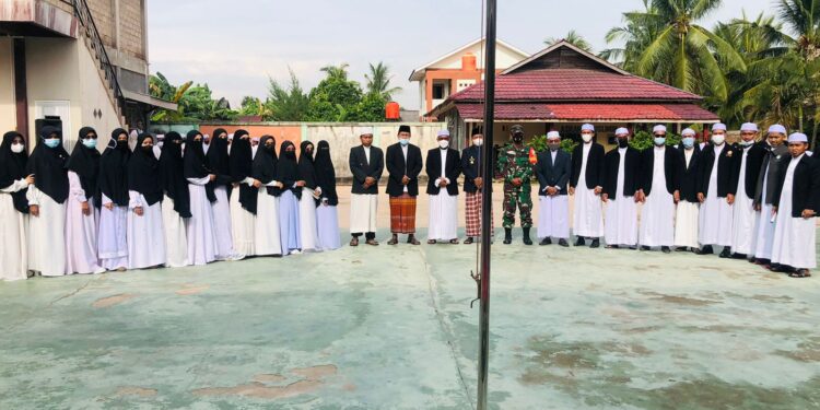 TNI Ajak Anak Pesantren  Suarakan Prokes 5M