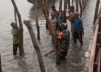 TNI Bersama Warga Perbaiki Pelantar Nelayan Kecamatan Durai