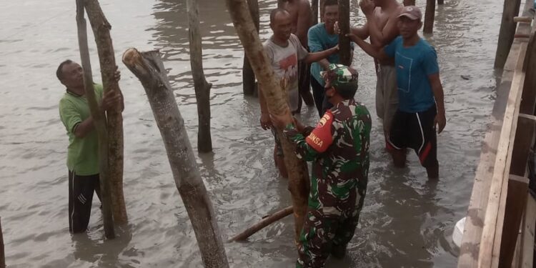 TNI Bersama Warga Perbaiki Pelantar Nelayan Kecamatan Durai