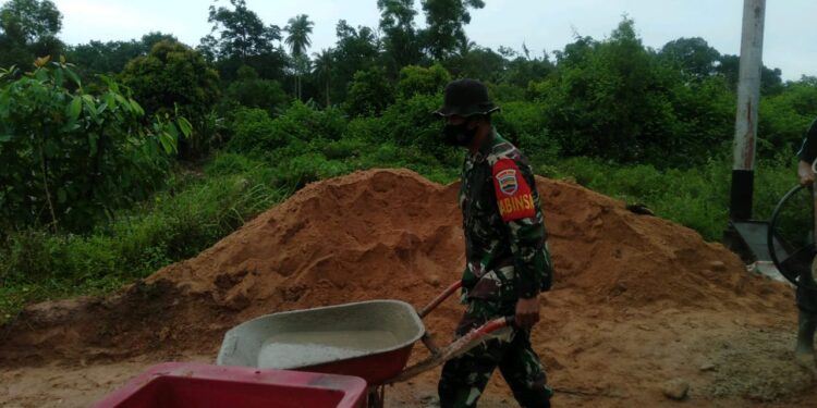 Sambut HUT TNI ke 76, Koramil 02 Moro Gotong Royong Bersama Warga di Sidodadi