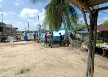 Jaga Kekompakan Dan Keharmonisan Babinsa Bantu Bangun Dapur Warga