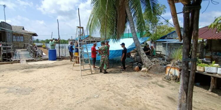 Jaga Kekompakan Dan Keharmonisan Babinsa Bantu Bangun Dapur Warga
