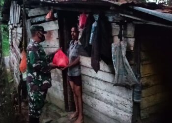 Koramil 02 Moro Berbagi Sembako Kepada Warga Kurang Mampu