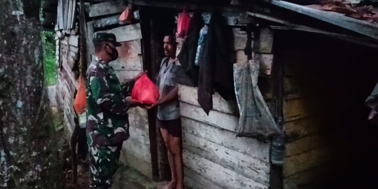 Koramil 02 Moro Berbagi Sembako Kepada Warga Kurang Mampu
