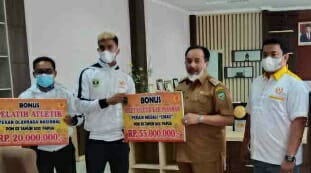 “Peraih Medali Emas Pada PON XX Papua Tahun 2021” Mendapatkan Hadiah Penghargaan Oleh Bupati