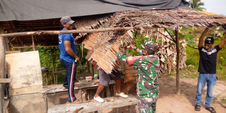 Koramil 02 Bantu Bedah Rumah Tak Layak Huni