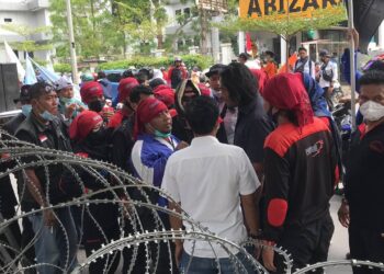 Demo Di Depan Kantor Graha Kepri, Buruh Di Batam Ngotot Kenaikan Upah 7 – 10 Persen