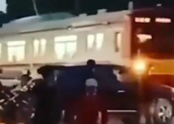 Nyaris! Mobil Tiba-Tiba Mogok Di Tengah Perlintasan KRL Kalibata