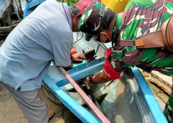 Anggota Koramil 02 Moro Dampingi Perbaiki Boat Nelayan Desa Keban