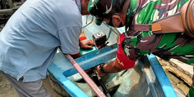 Anggota Koramil 02 Moro Dampingi Perbaiki Boat Nelayan Desa Keban
