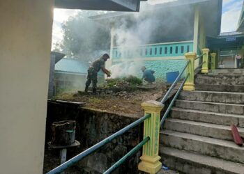 Peduli Terhadap Kebersihan Lingkungan, Babinsa Ajak Warga Bersihkan Pekarangan Mesjid