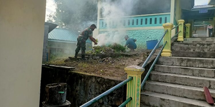 Peduli Terhadap Kebersihan Lingkungan, Babinsa Ajak Warga Bersihkan Pekarangan Mesjid