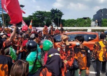 Ya Ampun! Ormas Pemuda Pancasila Keroyok Perwira Polisi Saat Demo Di Gedung DPR