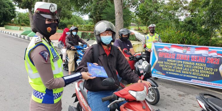 Operasi Zebra Seligi 2021, Satlantas Polres Karimun Bagi-bagi Masker