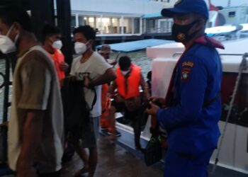 Satpolairud Polres Karimun bersama Tim SAR Berhasil Evakuasi 5 Korban Kru Kapal Tenggelam di Perbatasan Perairan Malaysia