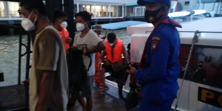 Satpolairud Polres Karimun bersama Tim SAR Berhasil Evakuasi 5 Korban Kru Kapal Tenggelam di Perbatasan Perairan Malaysia