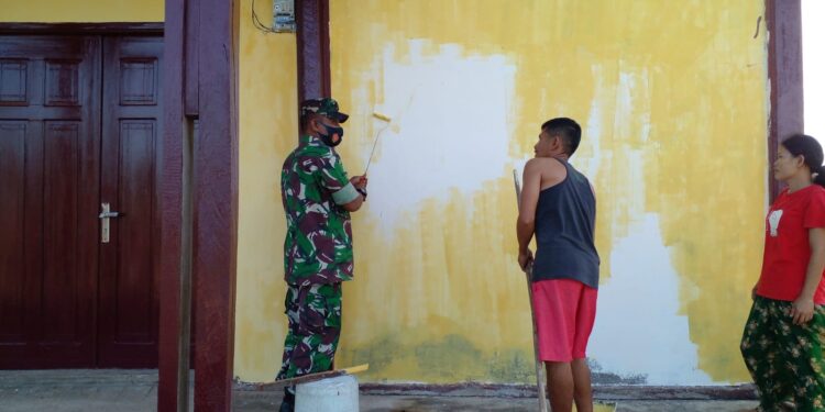 TNI AD Bersama Warga Jemaat Lakukan Pengecatan Rumah Ibadah Di Moro