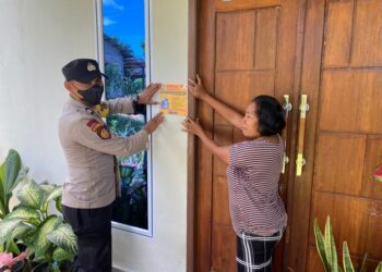 Selain Tempel Stiker Bhabinkamtibmas Polres Karimun juga Imbau Warga Tetap Waspada Kamtibmas 