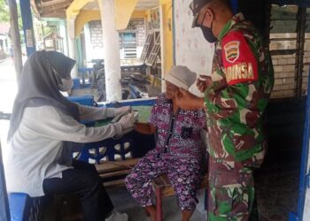 Lewat  Vaksinasi Lansia Secara Door To Door Di, TNI Ingatkan Warga Tetap Patuhi Prokes 5M