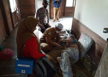 Polres Karimun Door To Door Vaksinasi Lansia dan Sosialisasi Prokes 5 M