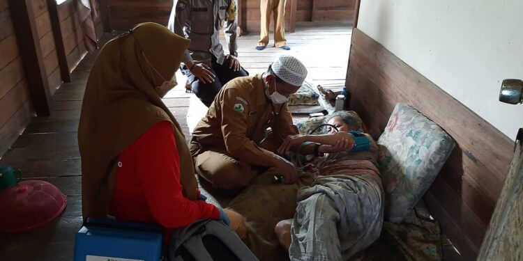 Polres Karimun Door To Door Vaksinasi Lansia dan Sosialisasi Prokes 5 M