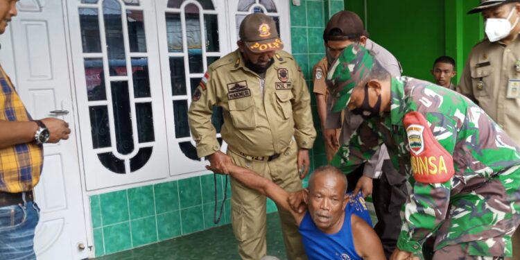 Meresahkan Warga, TNI Amankan Orang Gila