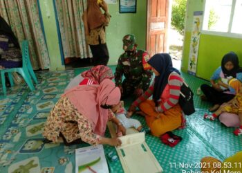 Wujudkan Balita Sehat, Babinsa Kel.Moro Timur Koramil 02/Moro Bantu Pelayanan Posyandu