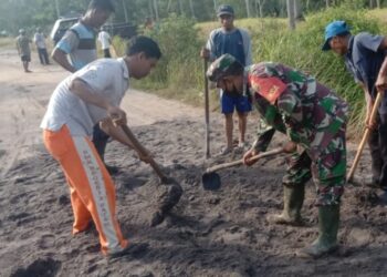 TNI Ajak Warga Goro Perbaikan Jalan Becek Desa Teluk Buntal