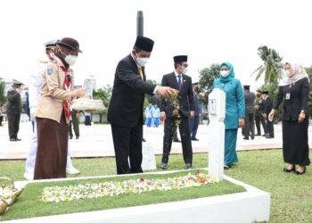 Gubernur Ziarah ke TMP Pusara Bhakti Batu 5