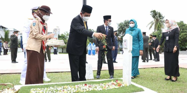 Gubernur Ziarah ke TMP Pusara Bhakti Batu 5