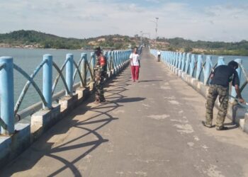 Babinsa Paoh Ajak Warga Jaga Kebersihan Jembatan Pamor