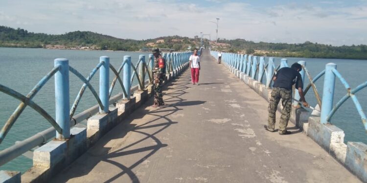 Babinsa Paoh Ajak Warga Jaga Kebersihan Jembatan Pamor