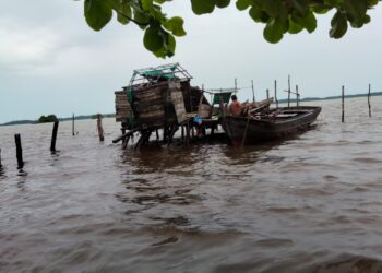 Di Terpa Angin Kencang dan Gelombang Tinggi, Satu Buah Rumah Roboh di Desa Tanjung Irat