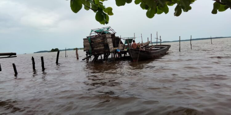 Di Terpa Angin Kencang dan Gelombang Tinggi, Satu Buah Rumah Roboh di Desa Tanjung Irat