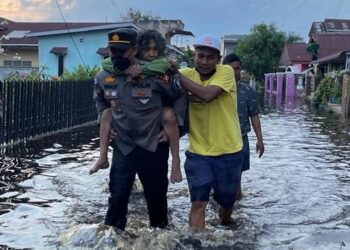 Kapolsek Merasakan Kesedihan Warga Gendong Nenek 65 Tahun Korban Banjir
