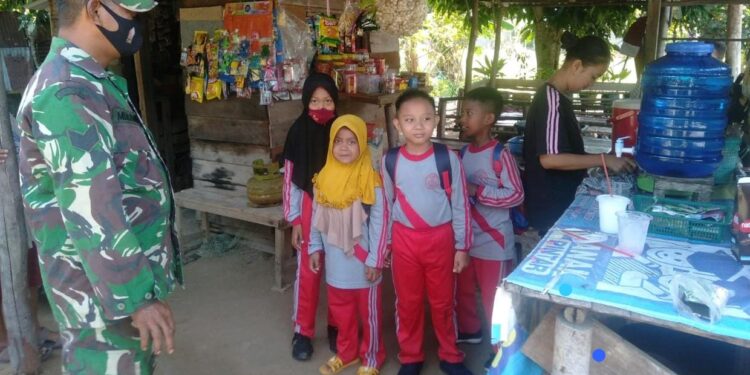 Koramil 02 Moro Lakukan Komsos Edukasi Prokes Disekolah SD Negeri 020 Sidomoro