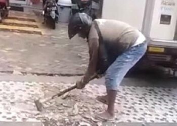 Viral! Istri Terjatuh Suami Nekat Hancurkan Trotoar Ini Tanggapan Warganet