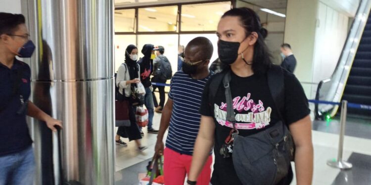 2 WN Nigeria Tipu Wanita Batam Rp 300 Juta, Modus Kencan Online