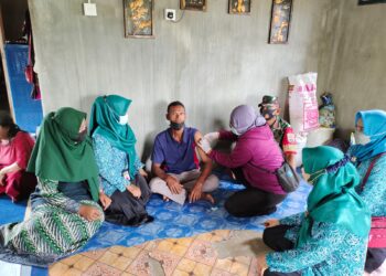 Babinsa Bantu Kader Posyandu Paoh Bersama Tim Kesehatan Moro Lakukan Vaksinasi Lansia Door To Door