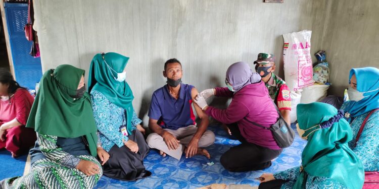 Babinsa Bantu Kader Posyandu Paoh Bersama Tim Kesehatan Moro Lakukan Vaksinasi Lansia Door To Door