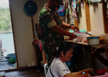 Peduli Ekonomi Rakyat Babinsa Desa Keban Motivasi Warga Sedang Membuka Warung Makan