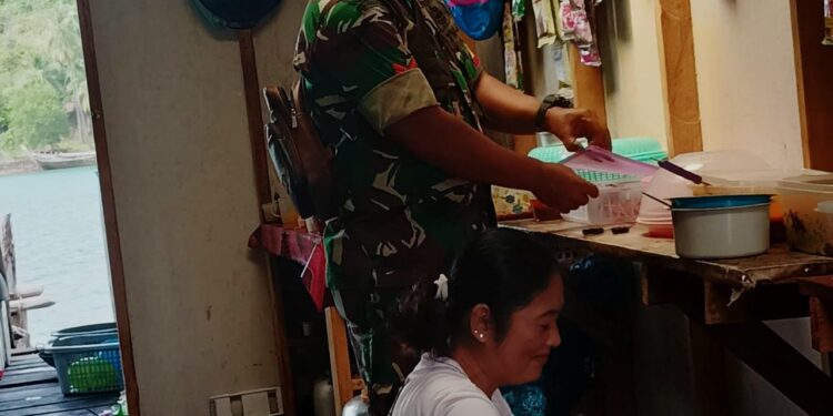 Peduli Ekonomi Rakyat Babinsa Desa Keban Motivasi Warga Sedang Membuka Warung Makan