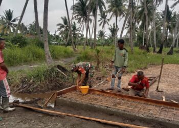 Babinsa Kec.Durai Koramil 02/Moro Serka M.A.S.Parinduri Melaksanakan Gotong Royong Pembuatan Gorong Gorong Bersama Warga Desa Telaga Tujuh